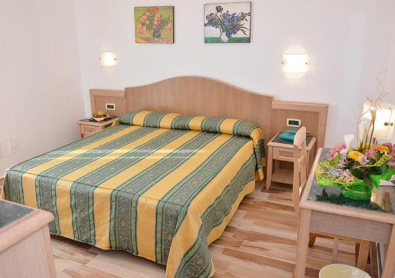 טורה דל'אורסו Hotel Thalas Club מראה חיצוני תמונה