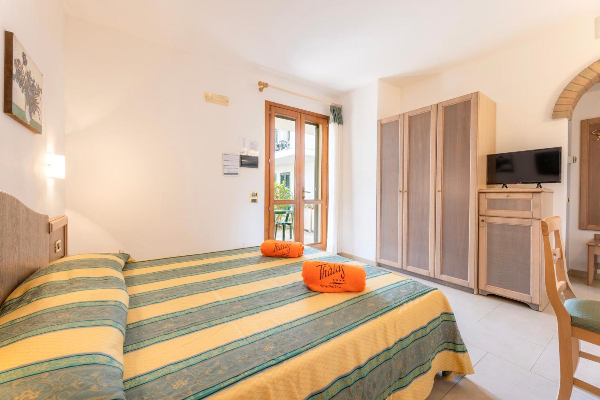 טורה דל'אורסו Hotel Thalas Club מראה חיצוני תמונה